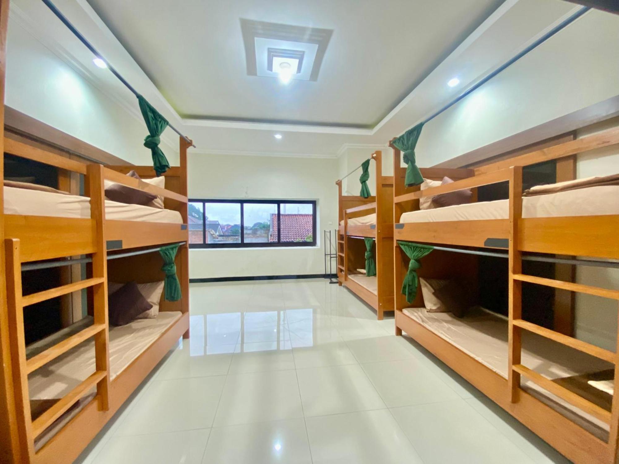 Zzz Hostel Malang Buitenkant foto