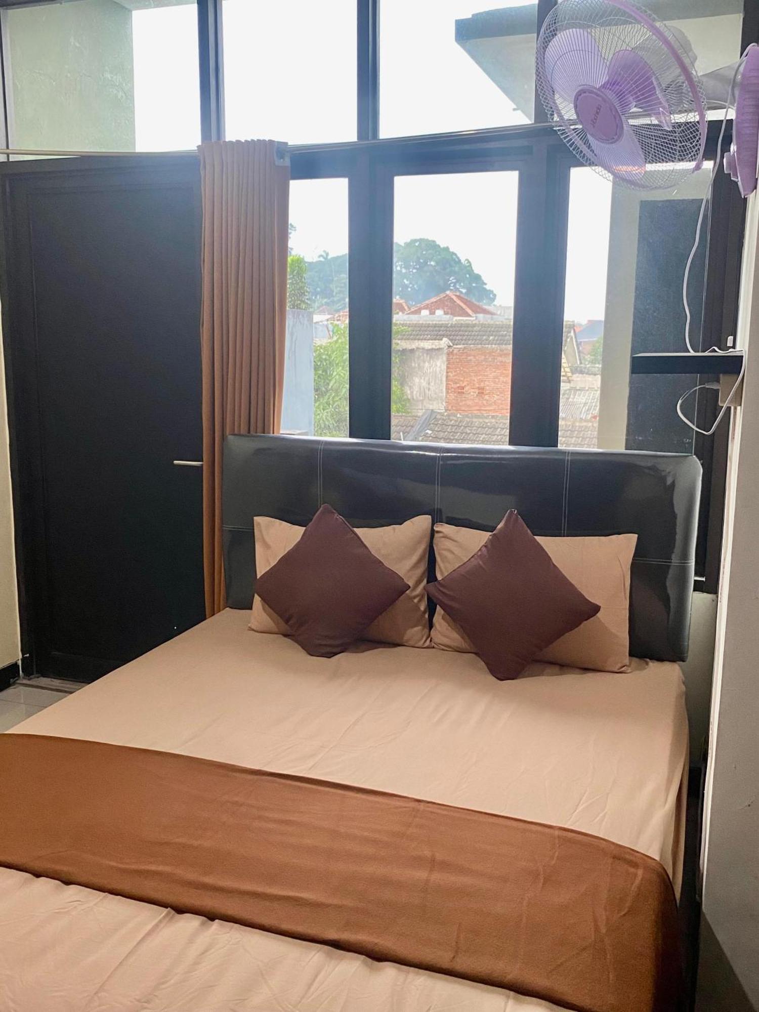 Zzz Hostel Malang Buitenkant foto